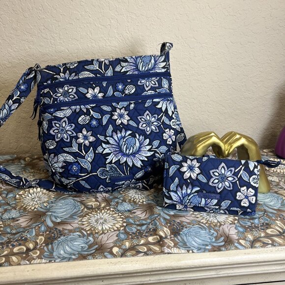 Vera Bradley Set-Crossbody Purse Blue Floral Design And Matching Wristlet - Picture 1 of 16